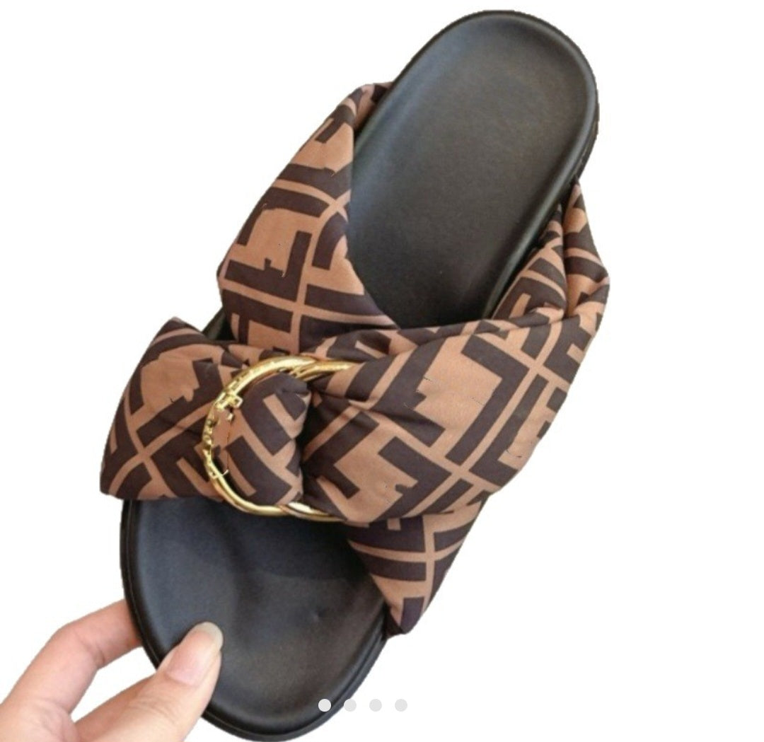 Summer Flat Sandals with Crossed Straps and Metallic Strap Design - Elegant Retro Style