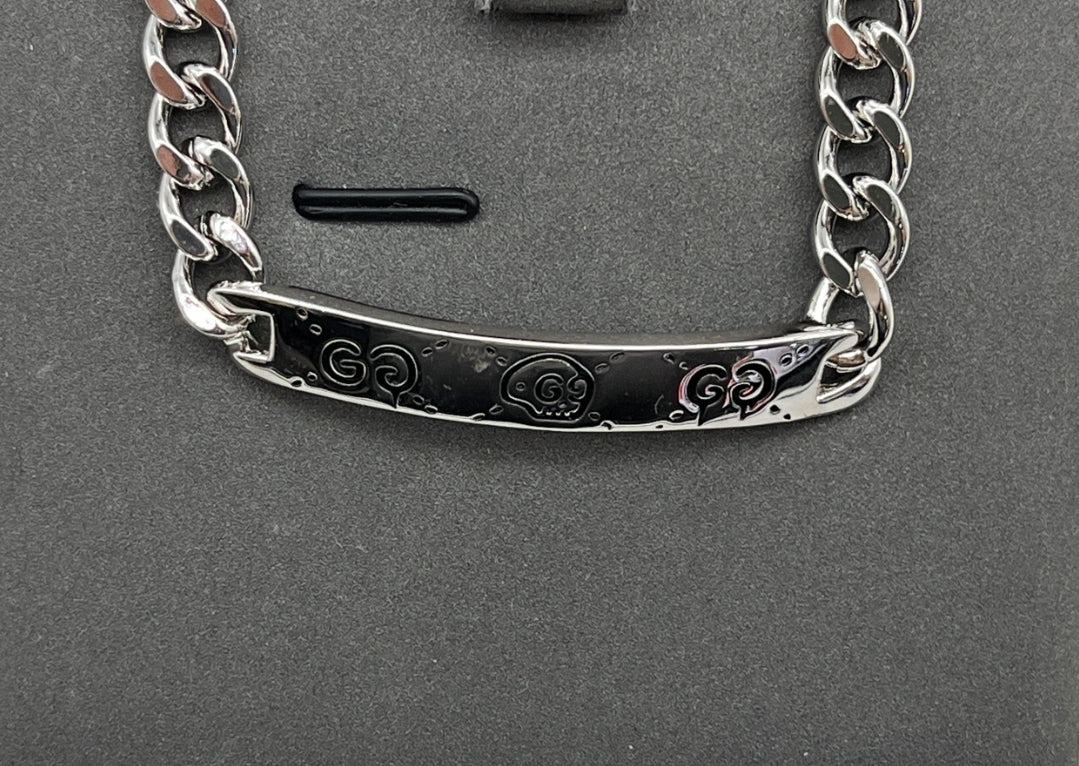 Bracelet with engraved details