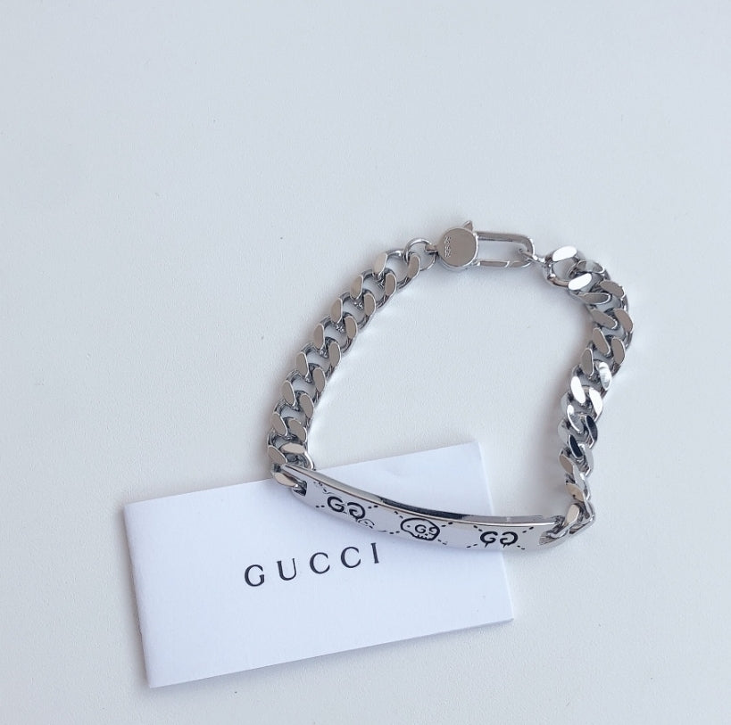 Bracelet with engraved details