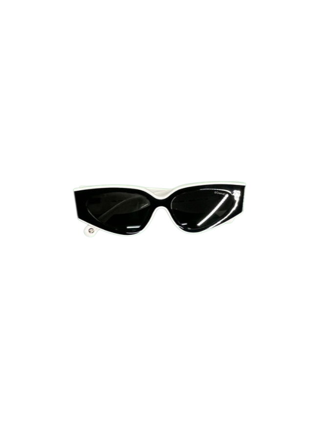 Iconic Contrast Sculpted Eyewear – Geometric Cat-Eye Silhouette