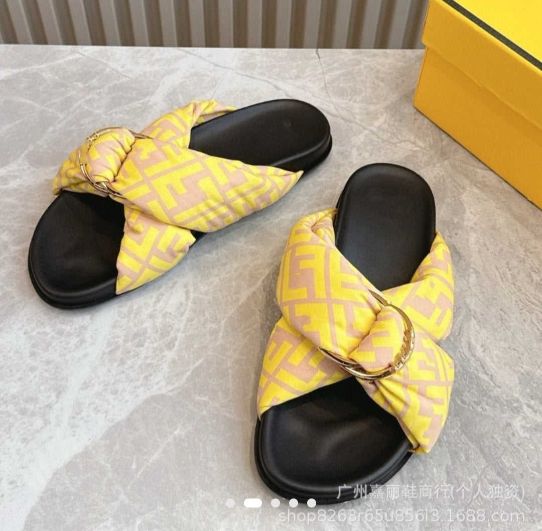 Summer Flat Sandals with Crossed Straps and Metallic Strap Design - Elegant Retro Style