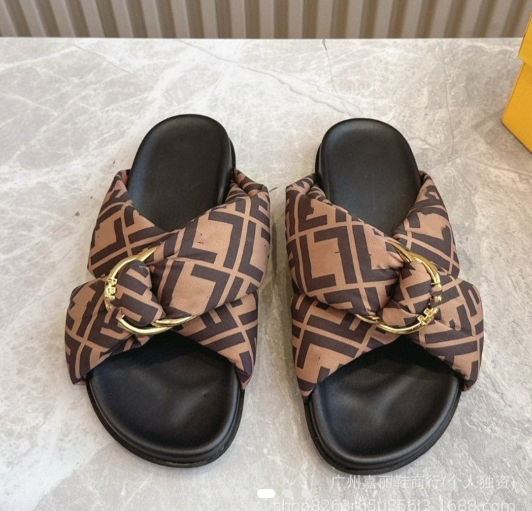 Summer Flat Sandals with Crossed Straps and Metallic Strap Design - Elegant Retro Style