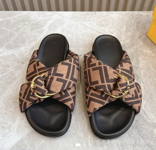 Summer Flat Sandals with Crossed Straps and Metallic Strap Design - Elegant Retro Style