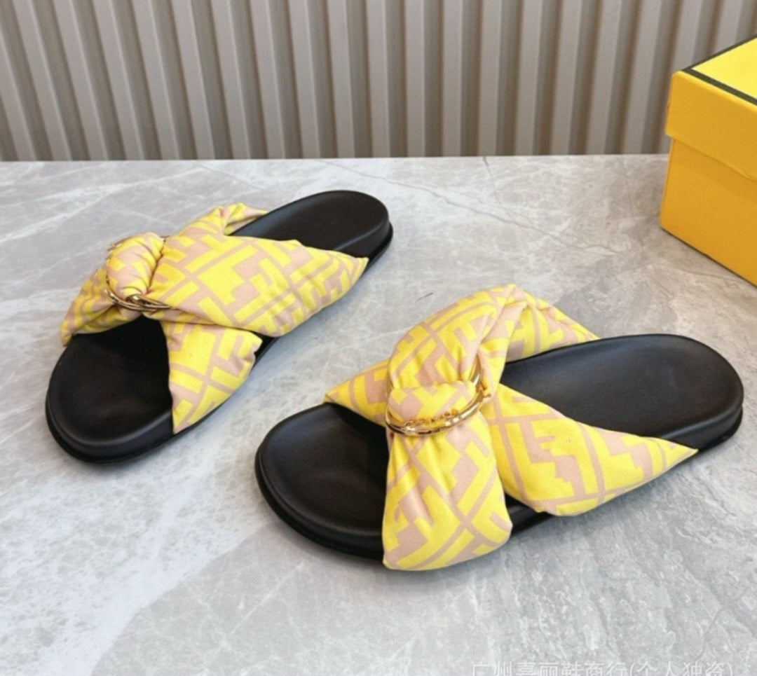 Summer Flat Sandals with Crossed Straps and Metallic Strap Design - Elegant Retro Style